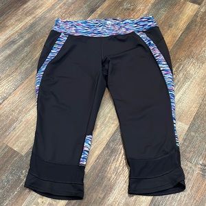 Tek Gear moisture wicking capri with mesh at bottom, excellent used condition.